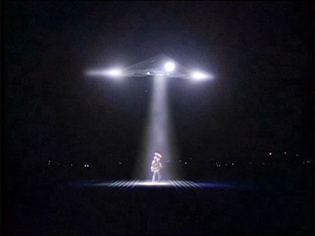 Fox_Mulder_under_triangular_UFO.jpg